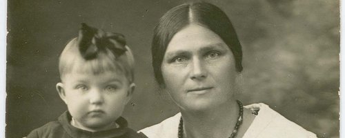 Рива (1 год и 3 мес.) с бабушкой Марылей. 23 сентября 1938г.